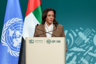 Kamala Harris, vice-présidente des États-Unis, s'exprime sur scène lors du segment de haut niveau pour les chefs d'État et de gouvernement lors de la Conférence des Nations Unies sur les changements climatiques COP28 à Expo City Dubai, le 2 décembre 2023, à Dubaï, aux Émirats arabes unis.