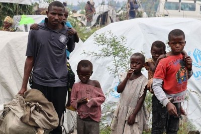 Un père de six enfants cherche à mettre sa famille à l'abri dans un site de déplacement près de Goma, après que sa femme a été tuée par un bombardement à Sake, dans la province du Nord-Kivu.