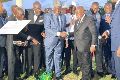 Le Premier ministre ivoirien Robert Beugré Mambé (à gauche) et le président du Ghana Nana Akufo-Addo après avoir planté symboliquement un arbre cacaoyer au nouveau siège de l'Initiative Cacao Côte d'Ivoire-Ghana, à Accra, le 18 avril 2024.