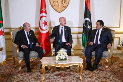 Réunion tripartite de concertation à laquelle ont pris part le président de la République, Kaïs Saïed, le président algérien, Abdelmadjid Tebboune, et le président du Conseil présidentiel libyen, Mohamed Younes El-Menfi,