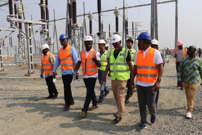 A delegation from the government of Burundi and the African Development Bank visited the Burundi’s largest electricity substation, a 160 megavolts facility in Rubirizi, financed by the African Development Bank Group and the European Union, which will increase the country’s electricity-connected population by 7 percent when completed. The delegation included the Burundian Minister of Finance, Budget and Economic Planning, Audace Niyonzima; the Minister of Water, Energy and Mines, Ibrahim Uwizeye; Director General of the state-owned water and electricity production and distribution company, Lieutenant Colonel Jean Albert Manigomba; alongside the Bank’s Country Manager for Burundi, Pascal Yembiline; consultant on the Bank’s energy projects in Burundi, Raymond Kitandala Luhana; and the project coordinator, Ezechiel Bagayayutunze.