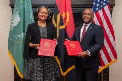 Un protocole d’accord a été élaboré et signé à Washington par S.E. M. Agostinho Van-Dunem, Ambassadeur de la République d’Angola aux États-Unis, et Mme.
Florizelle (Florie) Liser, présidente et directrice générale du Corporate Council on Africa (CCA), pour marquer officiellement la collaboration entre le CCA et le gouvernement de la République d’Angola, qui accueillera le 17e Sommet des affaires États-Unis-Afrique en 2025 dans la ville de Luanda, en Angola.